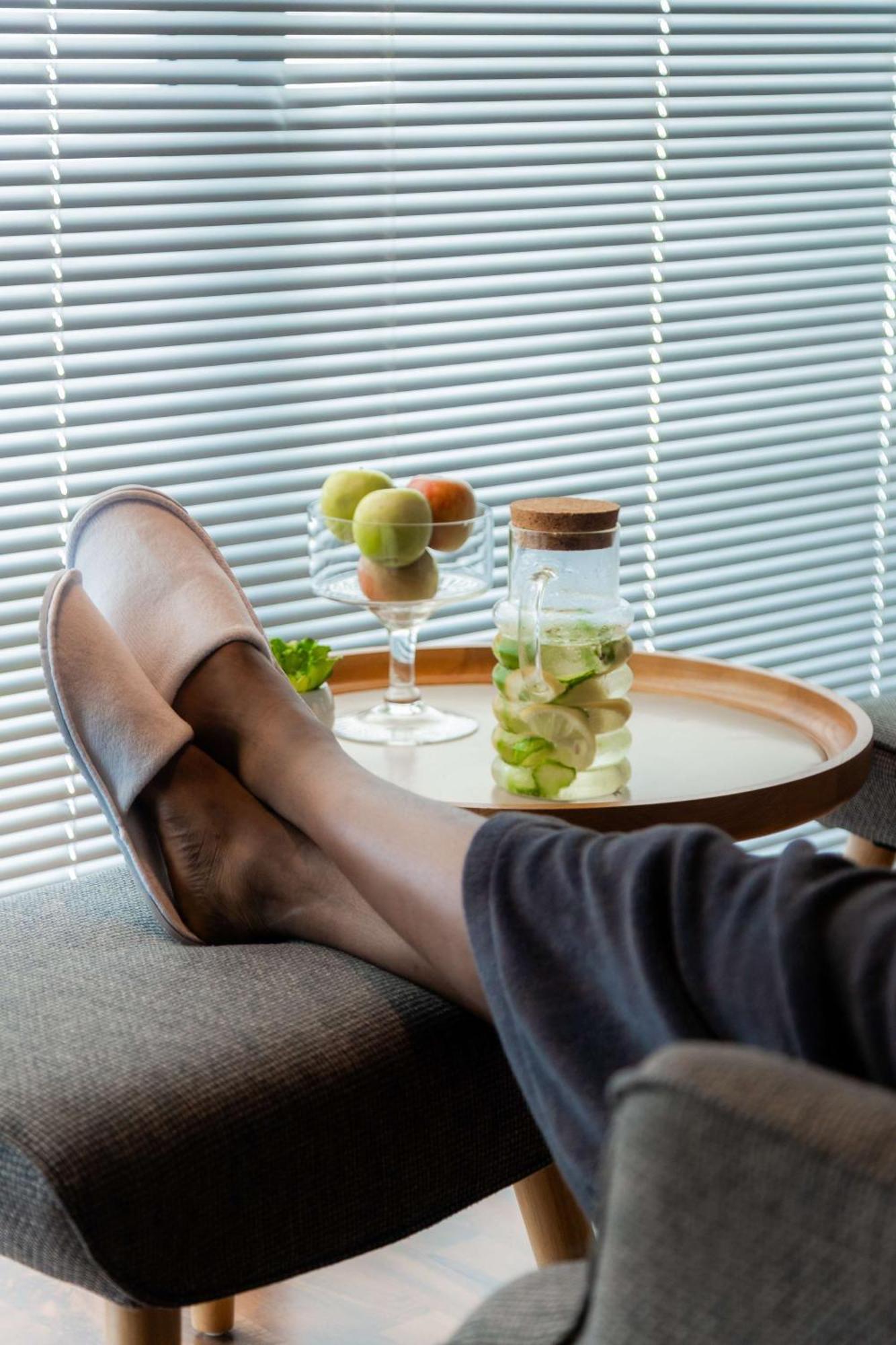 Radisson Blu Hotel, Πορτ Ελίζαμπεθ Εξωτερικό φωτογραφία A woman relaxing with her feet up