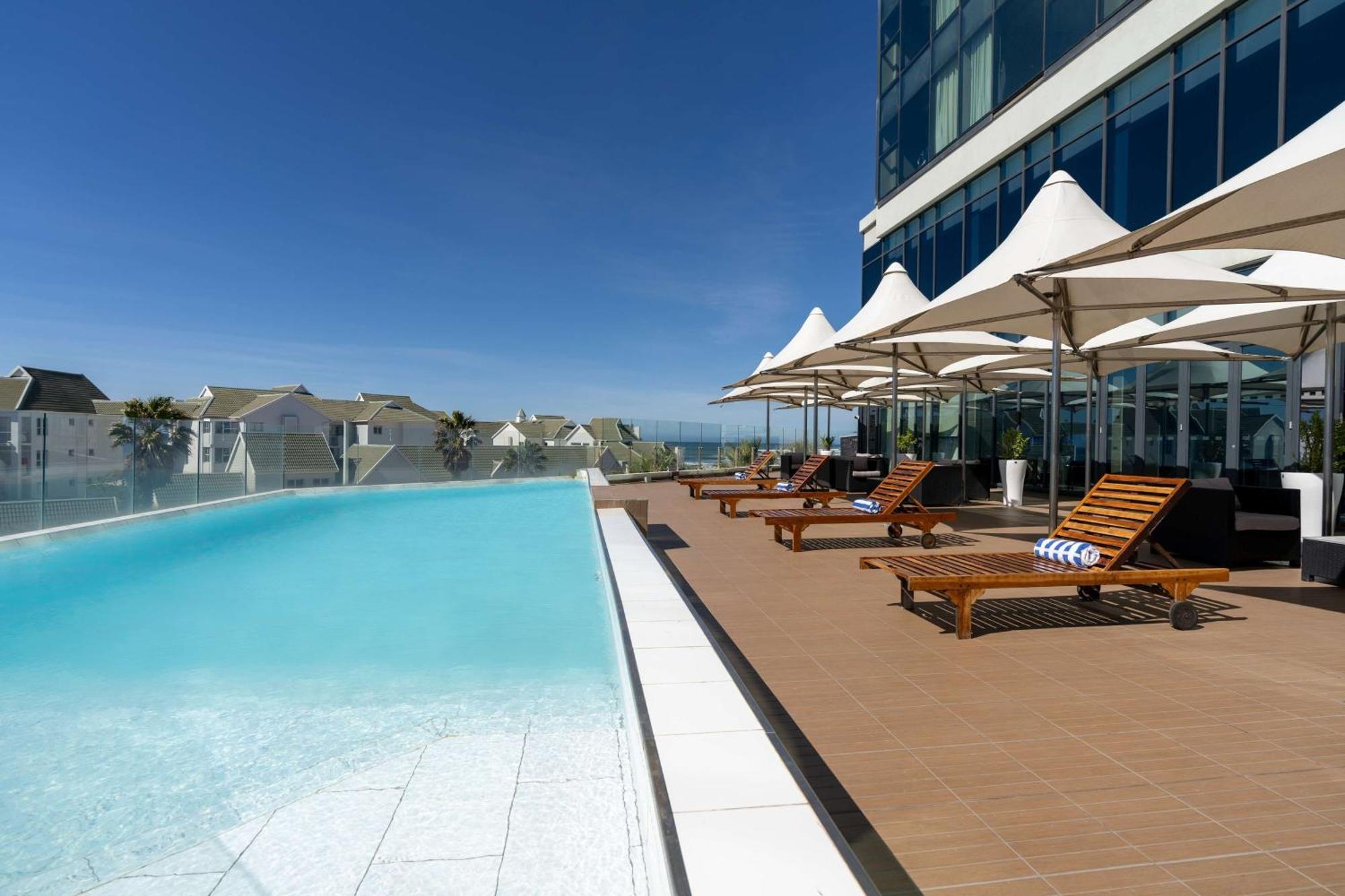 Radisson Blu Hotel, Πορτ Ελίζαμπεθ Εξωτερικό φωτογραφία The pool at the hotel