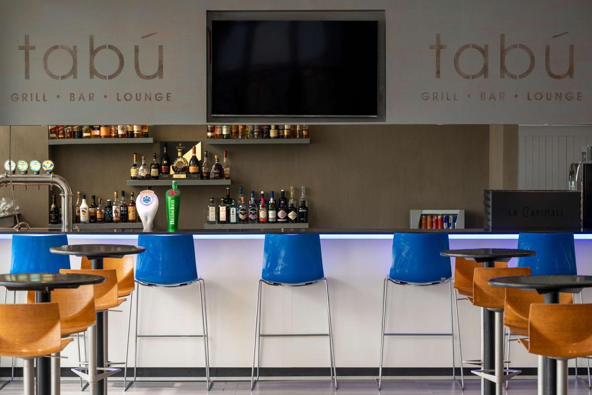 Radisson Blu Hotel, Πορτ Ελίζαμπεθ Εξωτερικό φωτογραφία Tabú lounge at Faro Airport